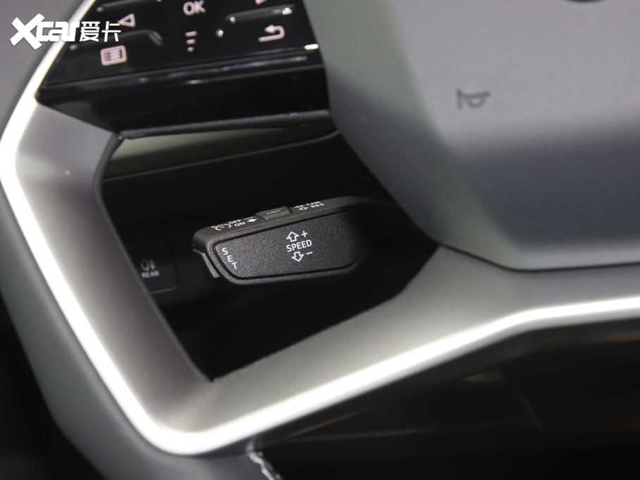 2022WQ4 e-tron 40 e-tron а