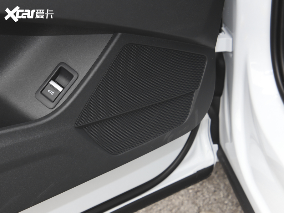 2022WQ4 e-tron 40 e-tron а