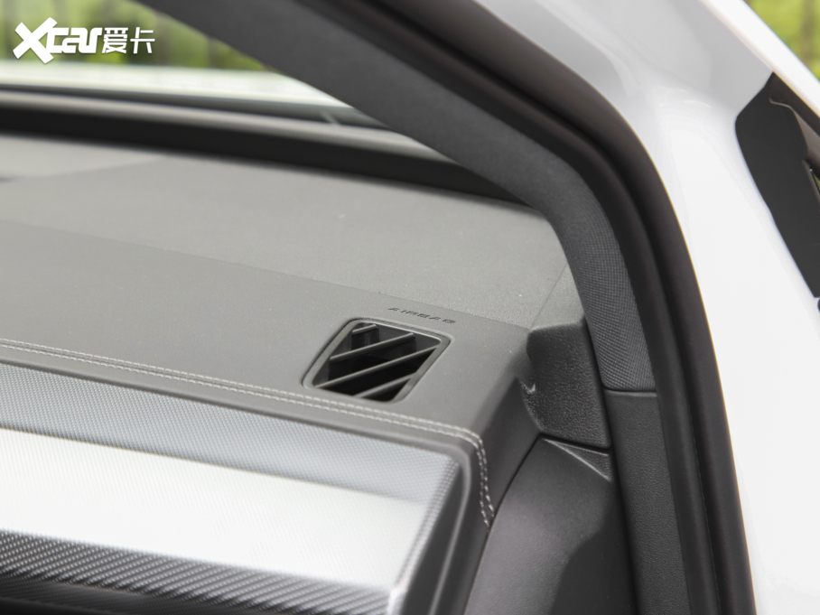 2022WQ4 e-tron 40 e-tron а