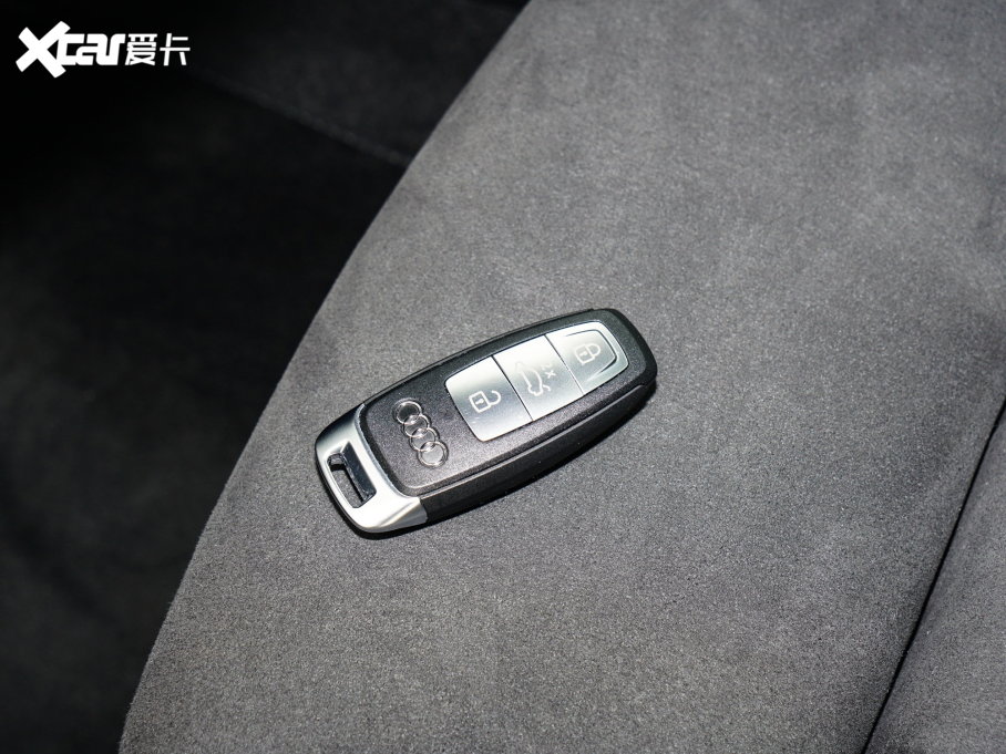 2022?yun)WQ4 e-tron 40 e-tron (chung)