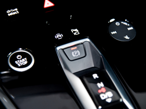 202240 e-tron  v܇Ƅ