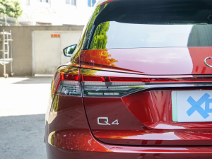 202250 e-tron quattro  ^