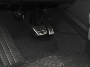 202240 e-tron (chung)а п؅^(q)