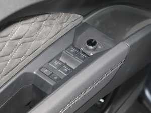 202250 e-tron quattro (chung) {܇ƅ^(q)	