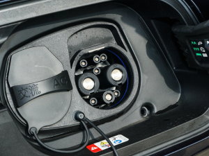 202240 e-tron (chung) (x)(ji)^