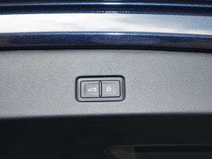 202240 e-tron (chung) g