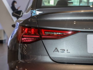 2022A3L Limousine 35 TFSI r\ ^