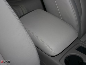 2010款2.0TFSI CVT技术版 中央扶手箱
