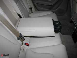 2010款2.0TFSI CVT技术版 后排中央扶手
