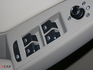 2010款2.0TFSI CVT技术版 主驾车窗控制区	