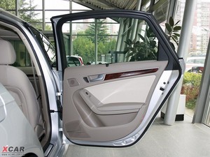 2010款2.0TFSI CVT技术版 前门储物空间
