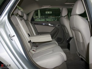 2010款2.0TFSI CVT技术版 后排空间
