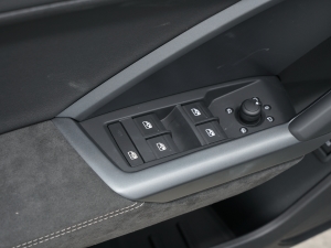 2023Ŀ 40 TFSI r {܇ƅ^	