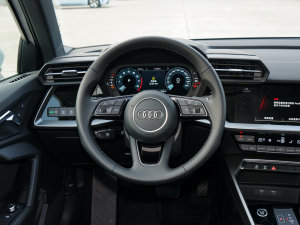 2023A3L Limousine 35 TFSI Mȡ\ P