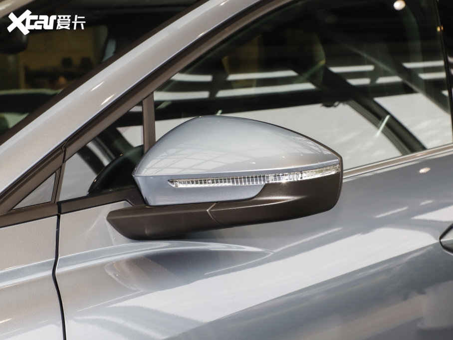 2023WQ4 e-tron 40 e-tron а