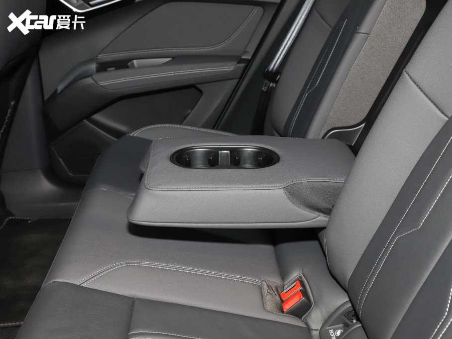 2023WQ4 e-tron 40 e-tron а