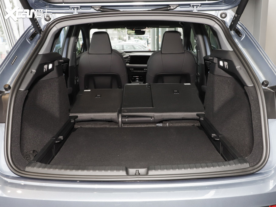 2023WQ4 e-tron 40 e-tron а