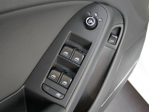 2011款2.0TFSI CVT标准版 主驾车窗控制区	