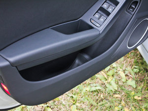 2011款2.0TFSI CVT豪华版 前门储物空间
