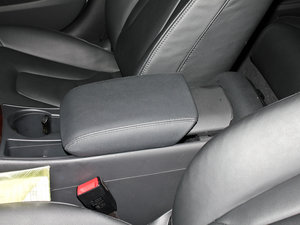 2011款2.0TFSI CVT豪华版 中央扶手箱