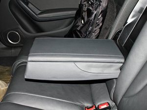 2011款2.0TFSI CVT豪华版 后排中央扶手