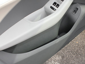 2011款2.0T 技术版 前门储物空间