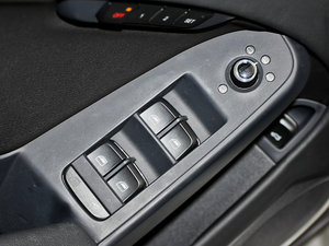2012款2.0TFSI CVT豪华版 主驾车窗控制区	