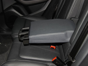 2013款40 TFSI 技术型 后排中央扶手