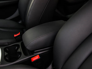2013款40 TFSI 技术型 中央扶手箱
