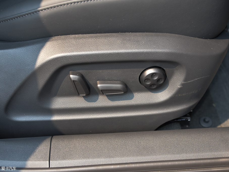 2015?yun)WQ3 35 TFSI quattro 300fo(j)