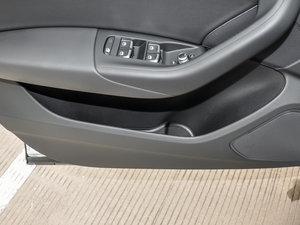 2015款35 TFSI 舒适型 前门储物空间