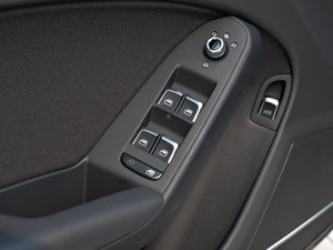 2015款45 TFSI quattro个性运动版 主驾车窗控制区	