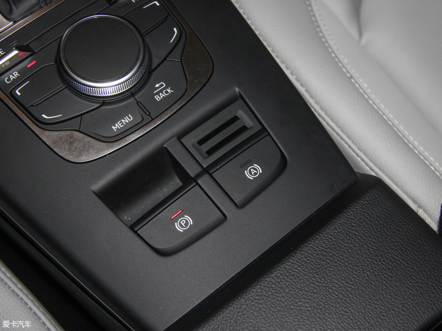 2015��W��A3 35 TFSI 300�f�o��������