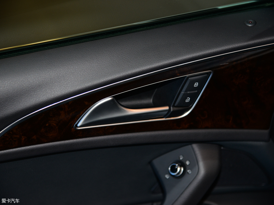 2015?yun)WA6L 30 FSI 300fo(j)