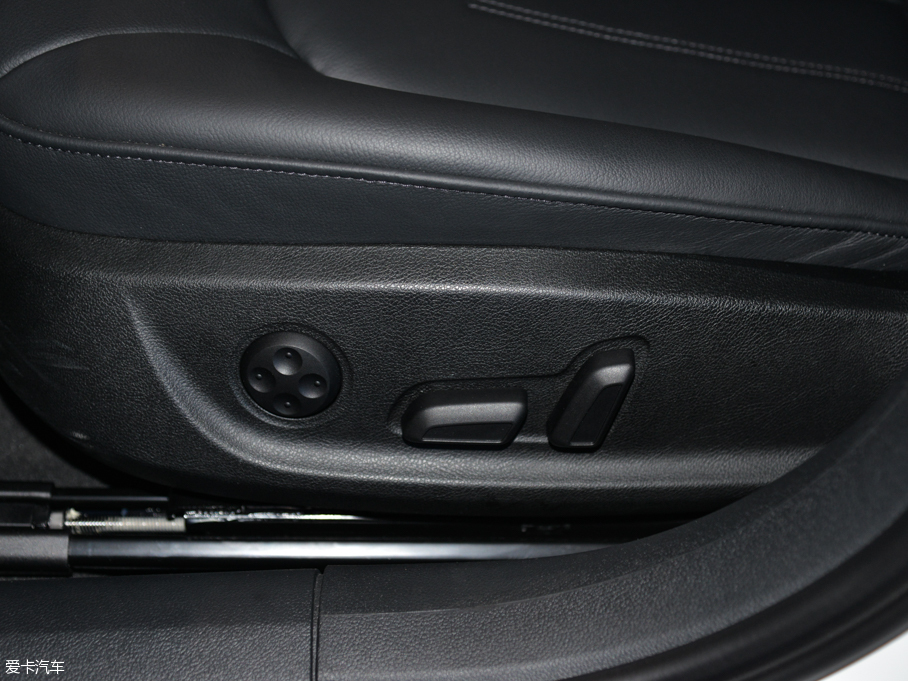 2015?yun)WA6L 30 FSI 300fo(j)