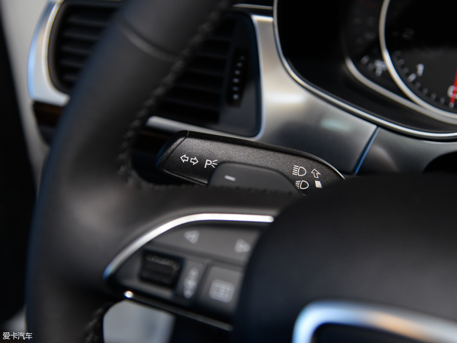 2015?yun)WA6L 30 FSI 300f(wn)o(j)