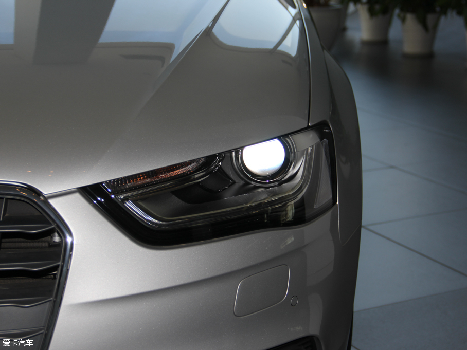 2016WA4L 35 TFSI ԄӼg