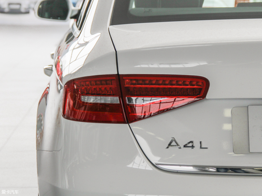 2016WA4L 35 TFSI S linem ذ