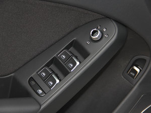 2016款45 TFSI quattro个性运动型 典藏版 主驾车窗控制区	