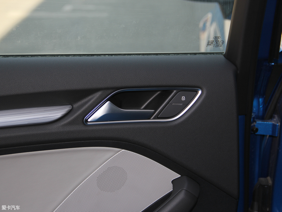 2016?yun)WA3 Limousine 40 TFSIL(fng)