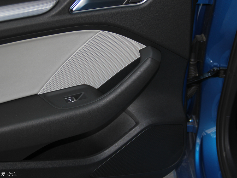 2016?yun)WA3 Limousine 40 TFSIL(fng)