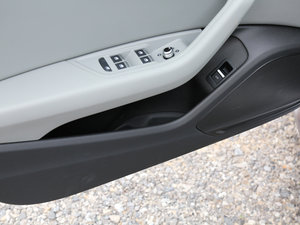 2017款45 TFSI quattro 运动型 前门储物空间