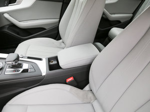 2017款45 TFSI quattro 运动型 中央扶手箱
