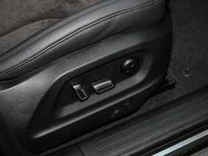 2017款40 TFSI 动感型 主驾驶座椅调节
