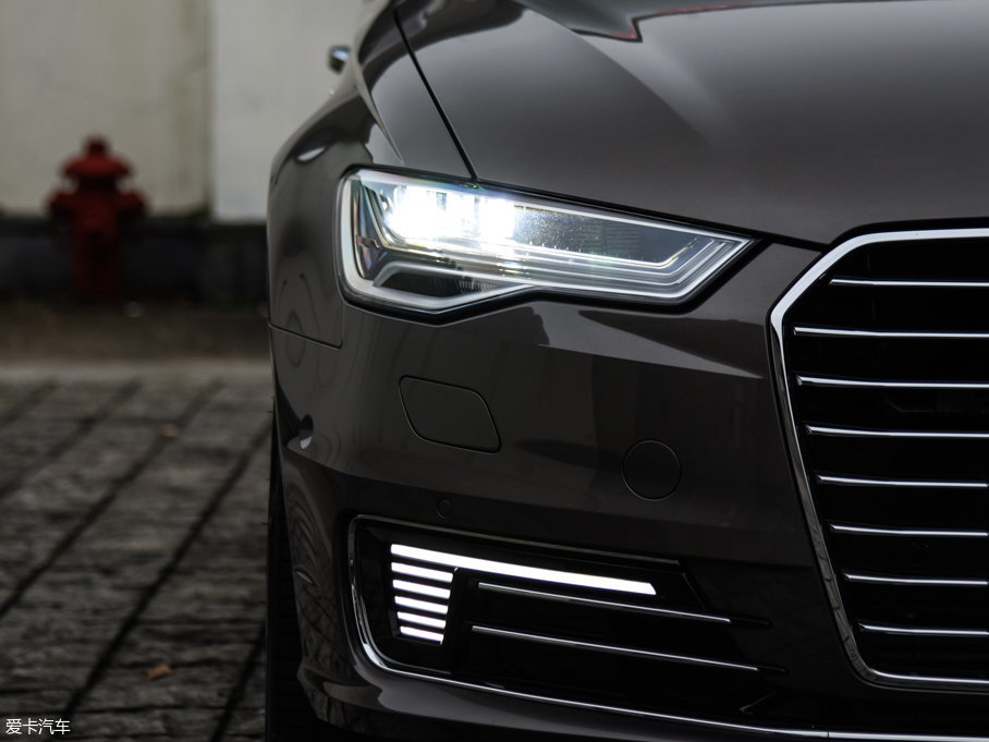 2018WA6LԴ 40 e-tron