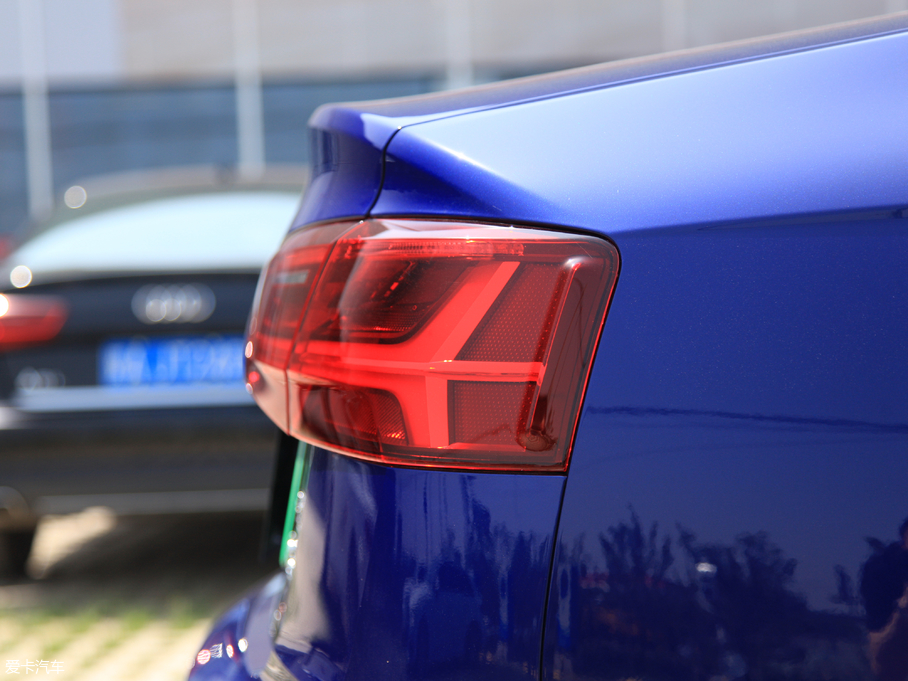 2018WA6LԴ 40 e-tron