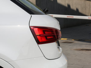 201735 TFSI quattro ȫrL ^