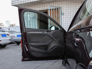 201830 Limousine 40 TFSIL {λ܇T