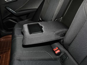 2019款35TFSI 上市专享版 国VI 后排中央扶手