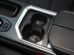 2023款410km 创业版 前排杯架